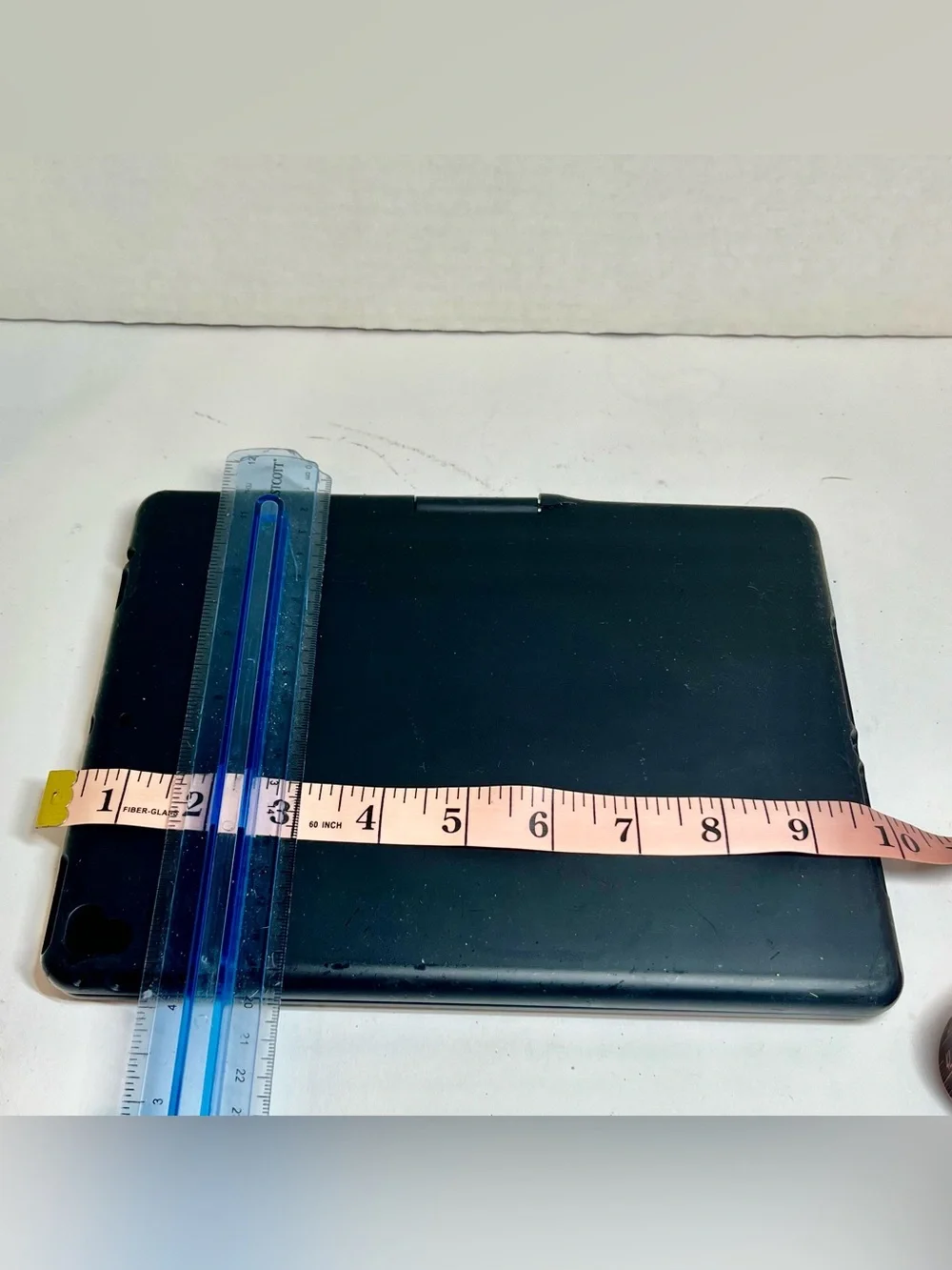 WIRELESS KEYBOARD FOR IPAD/NOT TESTED - NO CHARGER - ALSO CAN BE USED FOR PARTS